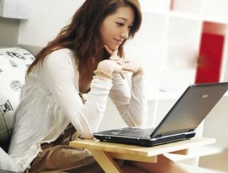 眼睛是我们心灵的窗户所以看电脑时注意保护眼睛