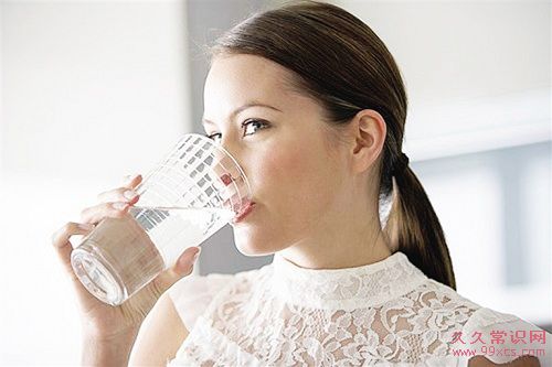 喝水中毒 一天喝多少水 中毒原因